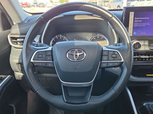 Used 2023 Toyota Highlander XLE FWD image 19