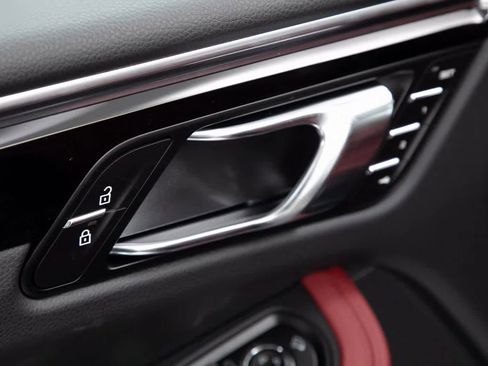 Certified 2025 Porsche Macan image 18