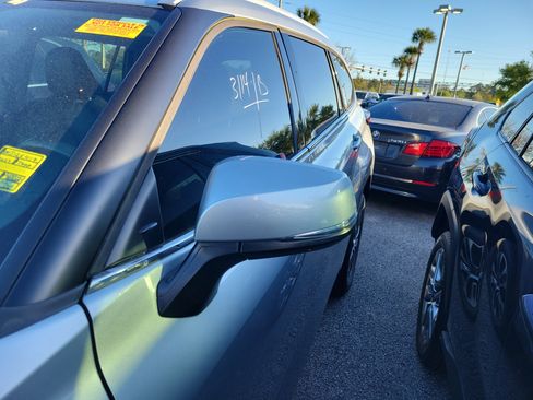 Used 2022 Toyota Highlander XLE image 26