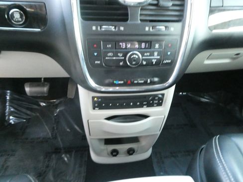 Used 2011 Chrysler Town & Country Touring-L w/ Entertainment Group #2 image 23