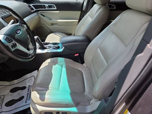 Used 2015 Ford Explorer XLT w/ Equipment Group 202B AWD/4WD image 18