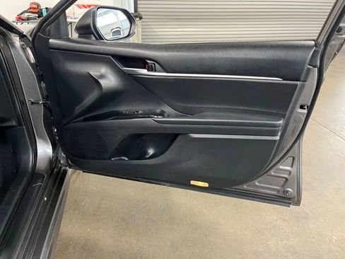 Used 2018 Toyota Camry SE FWD image 12
