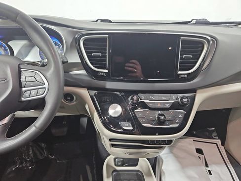 Used 2023 Chrysler Pacifica Touring-L FWD image 18
