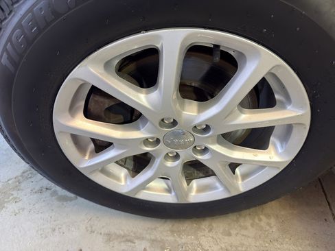 Used 2018 Jeep Cherokee Latitude Plus w/ Comfort/Convenience Group image 30