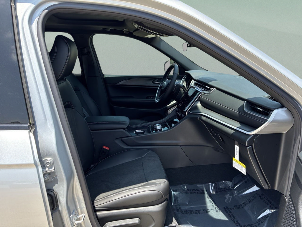 New 2025 Jeep Grand Cherokee Altitude RWD image 32