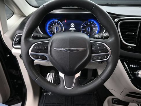 Used 2024 Chrysler Pacifica Touring-L FWD image 30