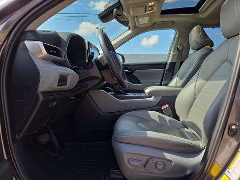 Used 2021 Toyota Highlander XLE AWD/4WD image 16