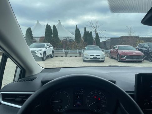 Used 2025 Toyota Corolla LE image 34