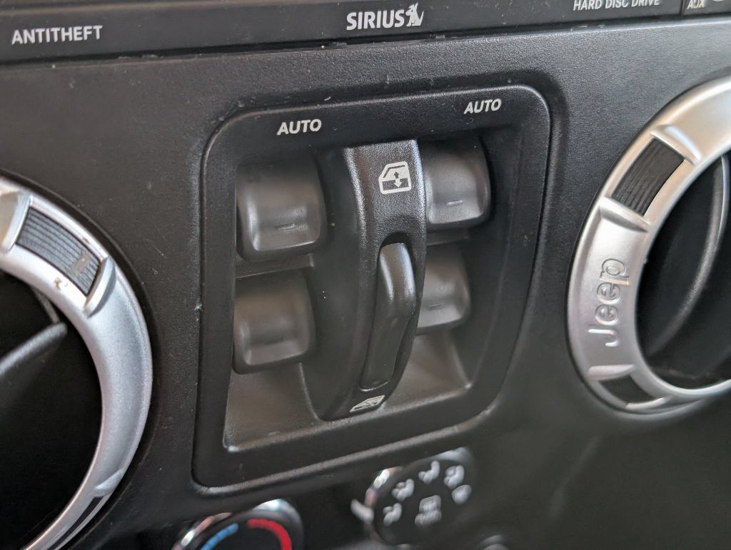 Used 2015 Jeep Wrangler Unlimited Sahara w/ Connectivity Group AWD/4WD image 16