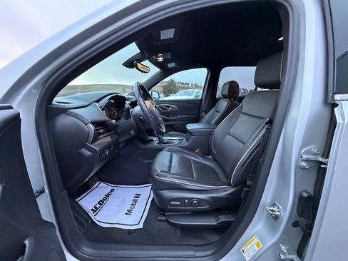 Used 2022 Chevrolet Traverse Premier image 2
