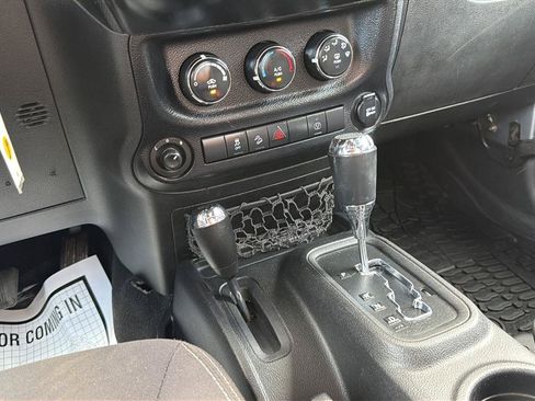 Used 2014 Jeep Wrangler Unlimited Rubicon w/ Connectivity Group AWD/4WD image 25
