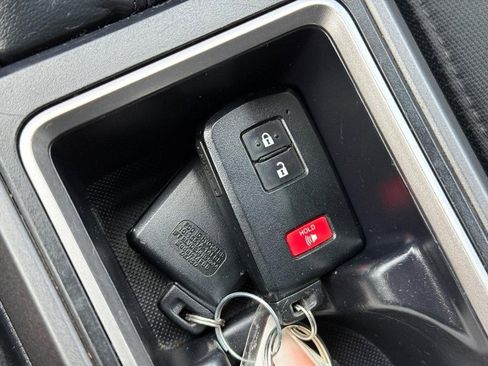 Used 2022 Toyota Tacoma TRD Off-Road image 31