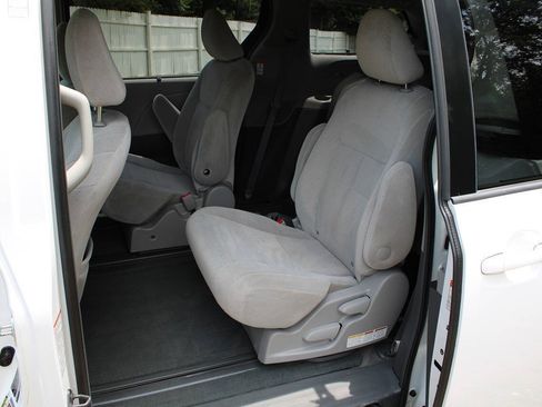 Used 2015 Toyota Sienna LE FWD image 29