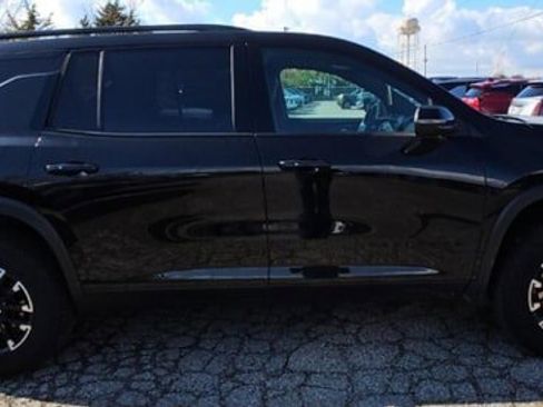 Used 2025 Chevrolet Traverse Z71 image 7