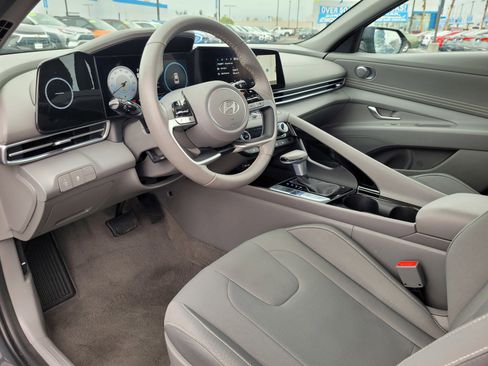 Used 2025 Hyundai Elantra SEL image 9