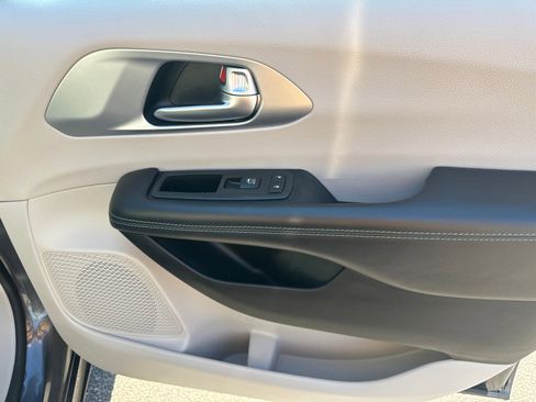 Used 2018 Chrysler Pacifica Touring-L image 14