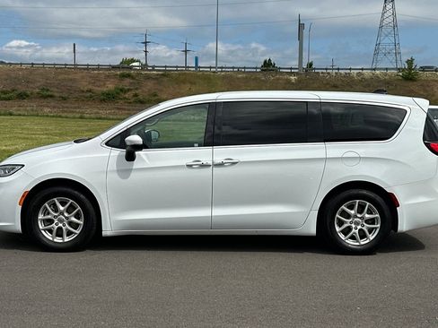 Used 2023 Chrysler Pacifica Touring-L FWD image 6