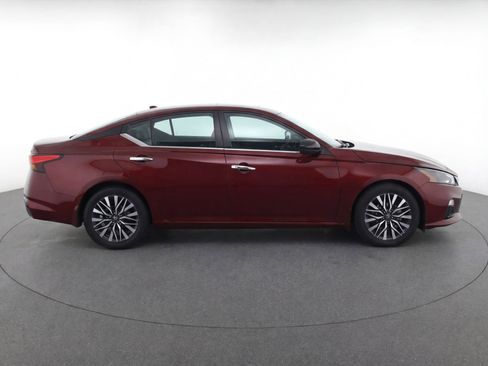 Used 2024 Nissan Altima 2.5 SV FWD image 11