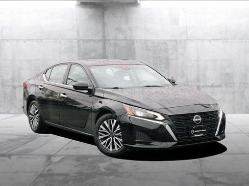 Used 2024 Nissan Altima 2.5 SV image 2