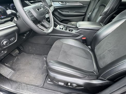 Used 2025 Jeep Grand Cherokee Altitude AWD/4WD image 9