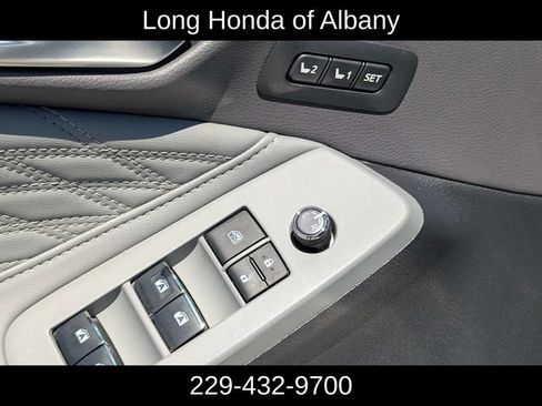 Used 2019 Toyota Avalon Limited FWD image 12