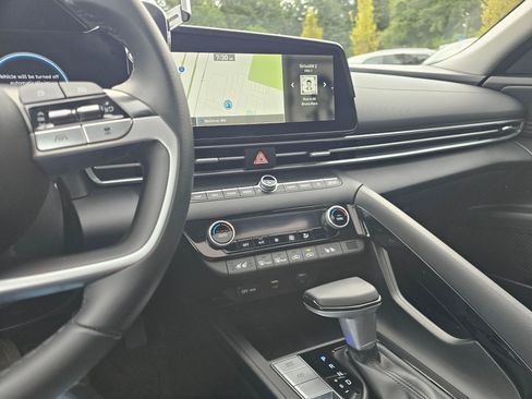 Used 2023 Hyundai Elantra Limited FWD image 27