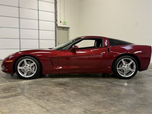 Used 2006 Chevrolet Corvette Coupe w/ Preferred Equipment Group RWD image 4