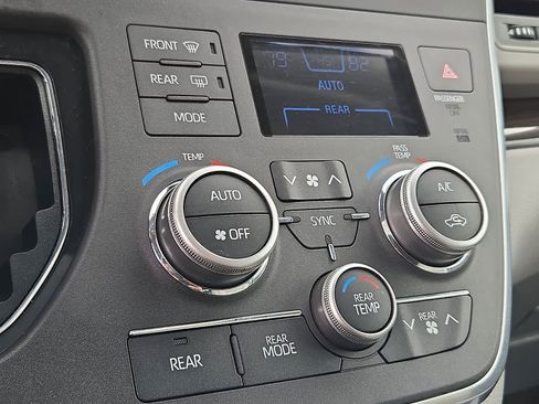 Used 2018 Toyota Sienna XLE image 18