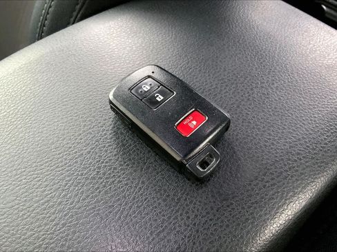 Used 2020 Toyota Tacoma TRD Off-Road AWD/4WD image 15
