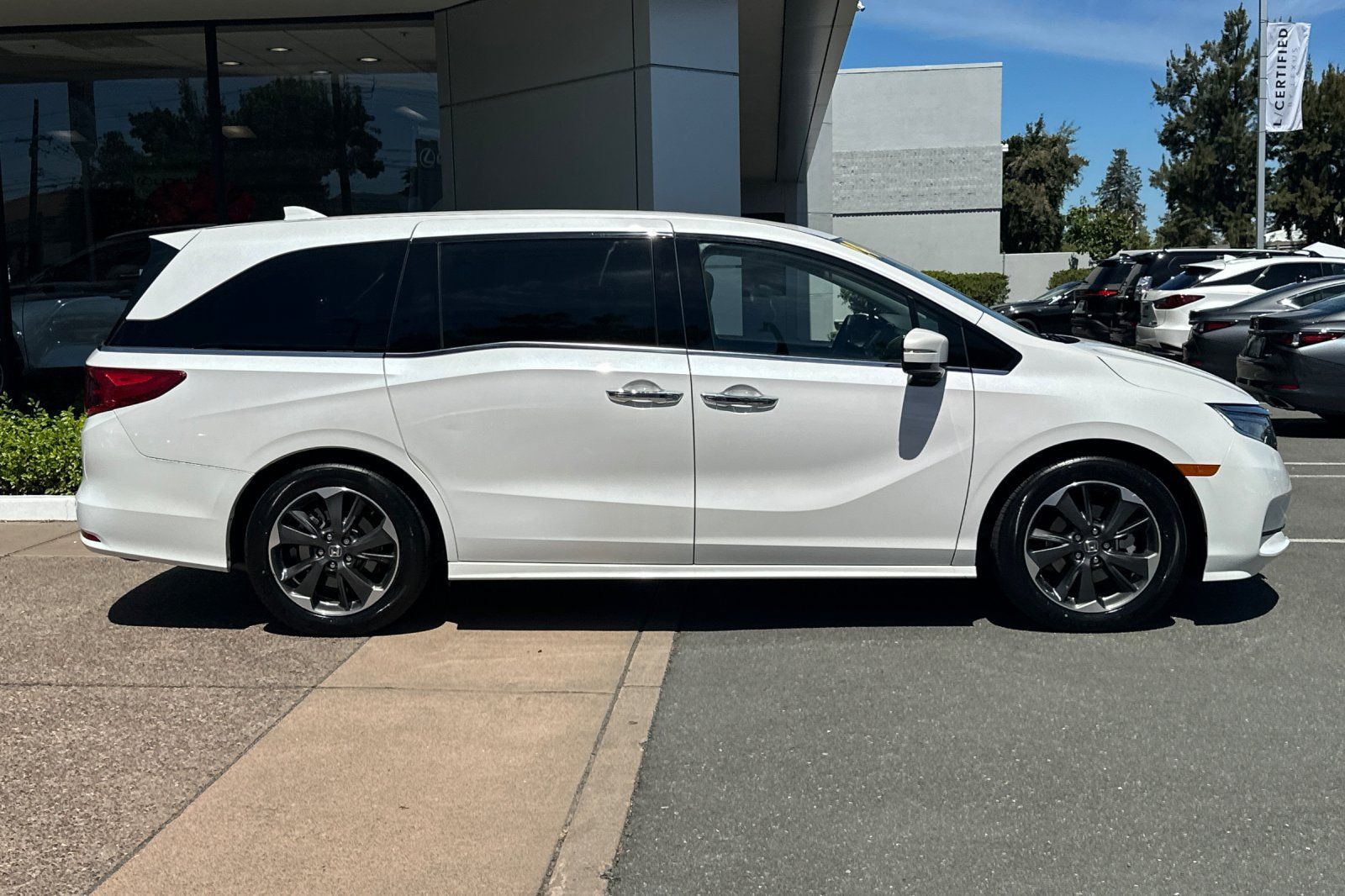 Used 2024 Honda Odyssey Elite image 3