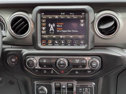 Used 2022 Jeep Wrangler Unlimited Sahara AWD/4WD image 15