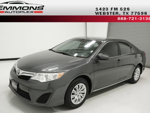 Used 2012 Toyota Camry LE image 1