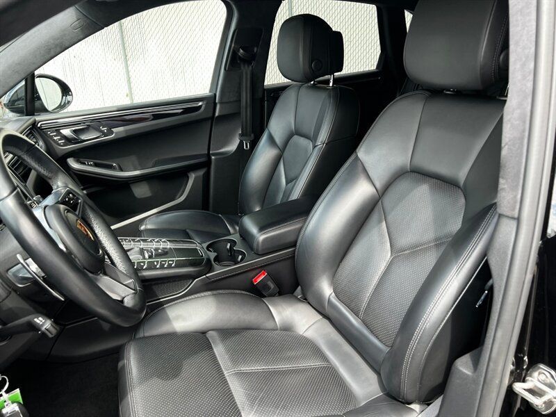 Used 2017 Porsche Macan Turbo AWD/4WD image 17
