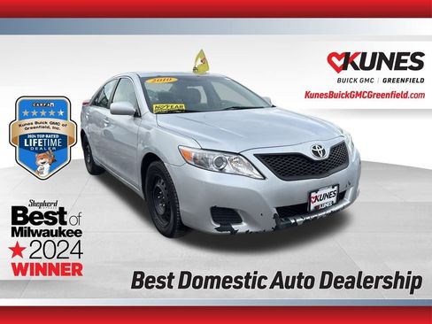 Used 2010 Toyota Camry LE image 1