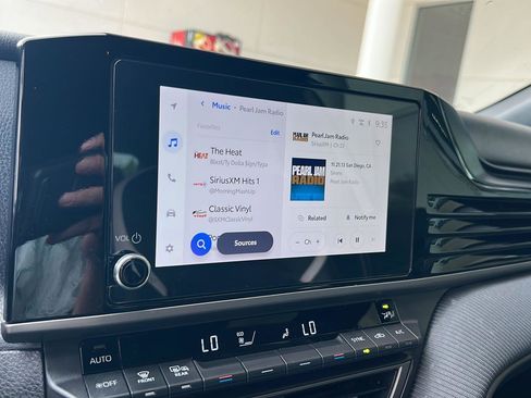 Used 2025 Toyota Camry SE w/ Convenience Package image 25