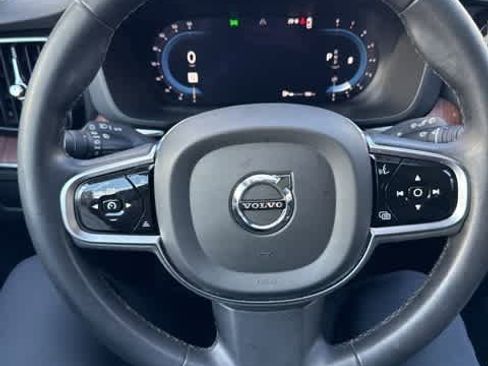 Used 2023 Volvo XC60 B5 Plus image 12