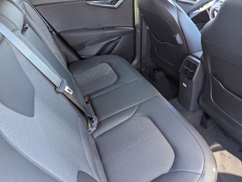 New 2025 Kia Niro EX Touring image 12