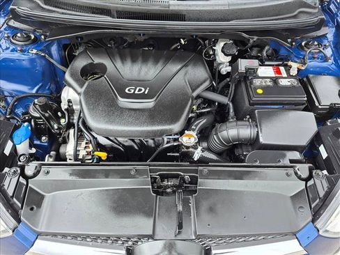 Used 2016 Hyundai Veloster FWD image 20