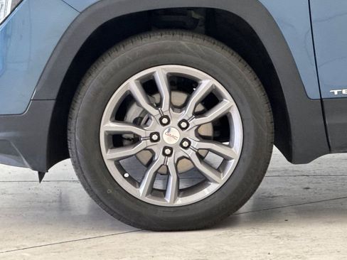 Used 2024 GMC Terrain SLT image 27