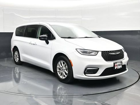 Certified 2024 Chrysler Pacifica Touring-L FWD image 6