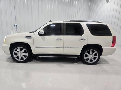 Used 2010 Cadillac Escalade Luxury image 4
