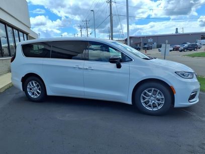 New 2026 Chrysler Pacifica Select