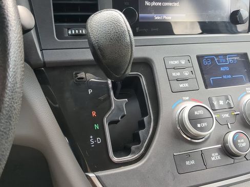 Used 2017 Toyota Sienna LE FWD image 24