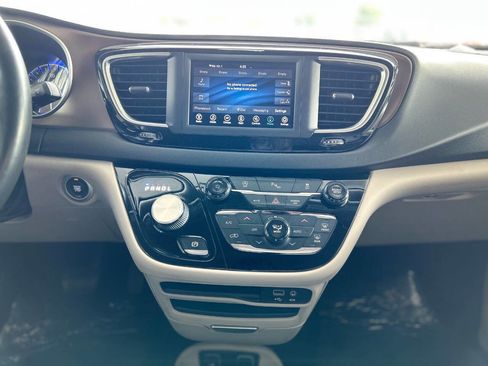 Used 2019 Chrysler Pacifica Touring-L FWD image 63