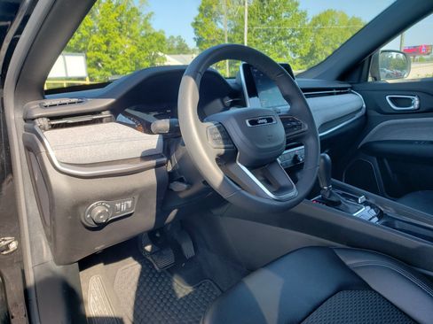 Used 2025 Jeep Compass Latitude w/ Sun & Sound Group AWD/4WD image 28