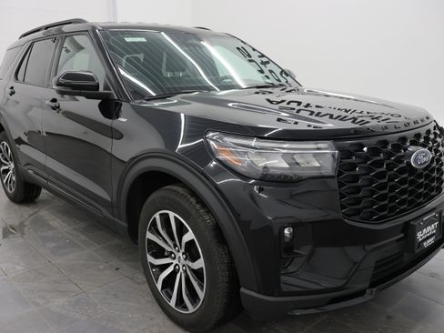 Used 2025 Ford Explorer ST-Line image 2