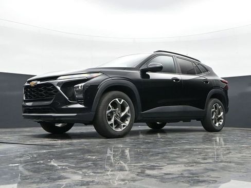 Used 2025 Chevrolet Trax LT w/ LT Convenience Package FWD image 35