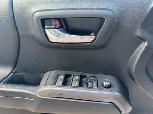 Used 2017 Toyota Tacoma TRD Sport AWD/4WD image 18