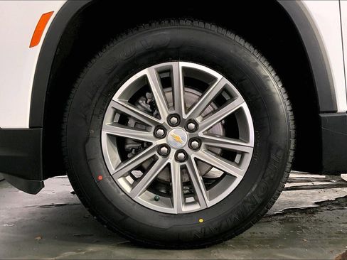 Used 2023 Chevrolet Traverse LT image 9