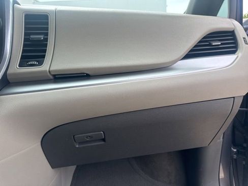 Used 2015 Toyota Sienna LE FWD image 30